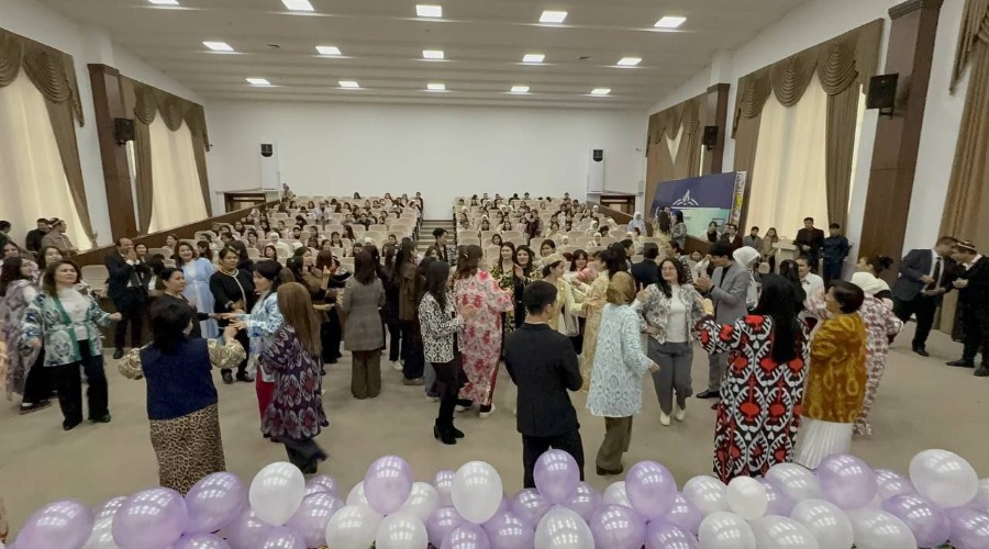 Chirchiq davlat pedagogika universiteti Pedagogika fakultetida 8-Mart "Xalqaro xotin-qizlar" kuni munosabati bilan "Xotin-qizlar faolligi jamiyat rivojining muhim omili"shiori ostida "AYOLLARGA EHTIROM" nomli tadbir tashkil etildi.
