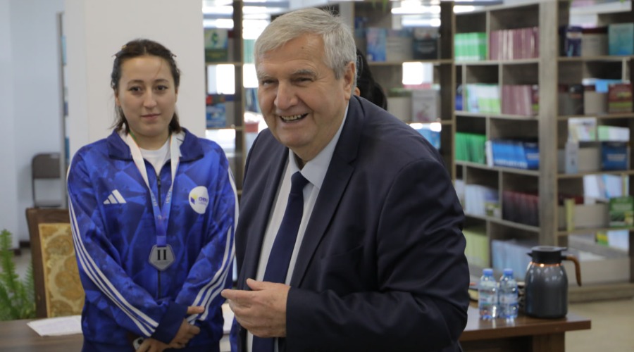 Rektor yuksak natijalari bilan g‘urur bag‘ishlagan sportchi talaba-qizlarni olqishladi