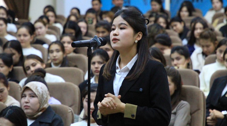 Rektor va yoshlar uchrashuvi