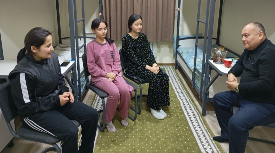 4-TALABALAR TURAR JOYIDA TALABA-QIZLAR BILAN SAMIMIY MULOQOT