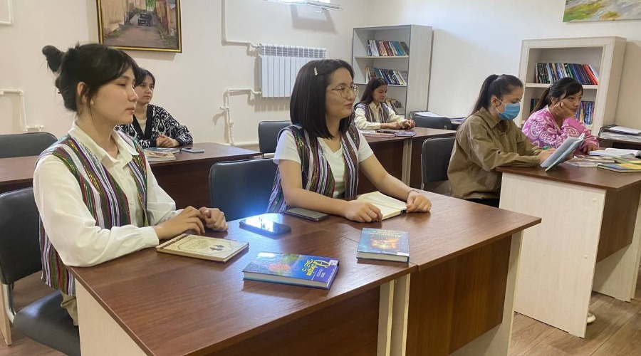 Chirchiq davlat pedagogika universiteti Talabalar turar joyida  Pedagogika fakultetining  "Yosh kitobxon"  talabalar orasida "Kitobxon yoz-2025" shiori ostida  Said Ahmadning "Jimjitlik" nomli asari  targ'iboti bo'lib o'tdi.