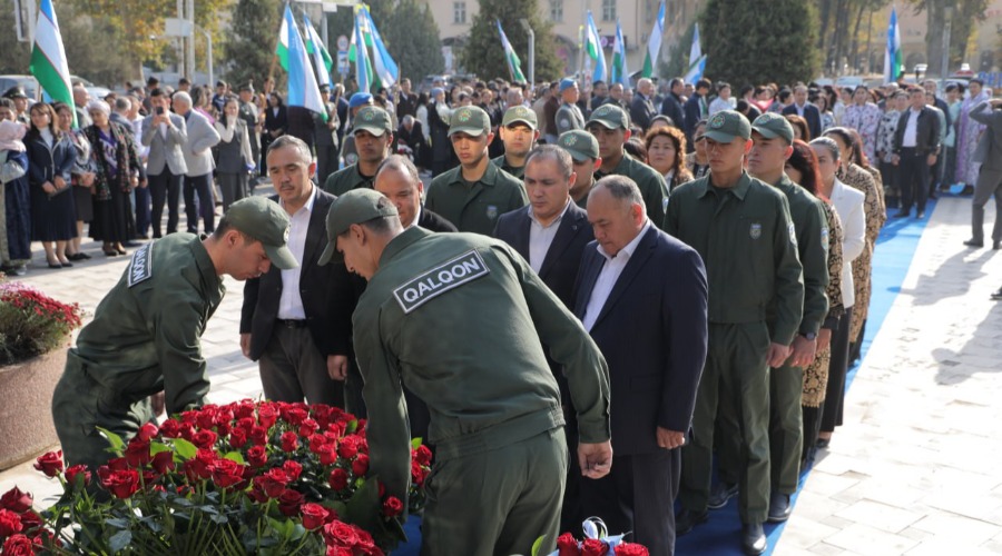O‘zbek tili bayrami kuni munosabati bilan Alisher Navoiy haykali poyiga gulchambar qo‘yildi