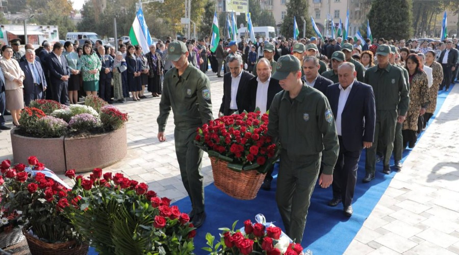 O‘zbek tili bayrami kuni munosabati bilan Alisher Navoiy haykali poyiga gulchambar qo‘yildi.