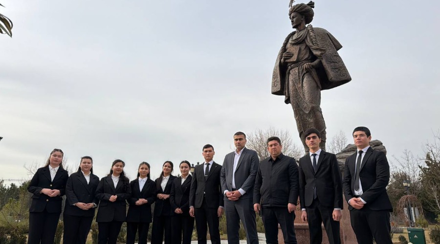 Zahiriddin Muhammad Bobur tavalludining 543 yilligi munosabati bilan talabalarning Adiblar xiyoboniga tashrifi