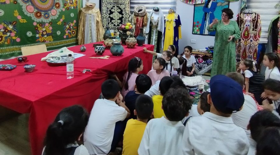 San'atshunoslik fakulteti tashabbusi bilan "Everest" xususiy maktab o‘quvchilari uchun universitet hamda "Tasviriy va amaliy san'at o‘quv-amaliyot markazi"ga sayohat tashkil etildi.