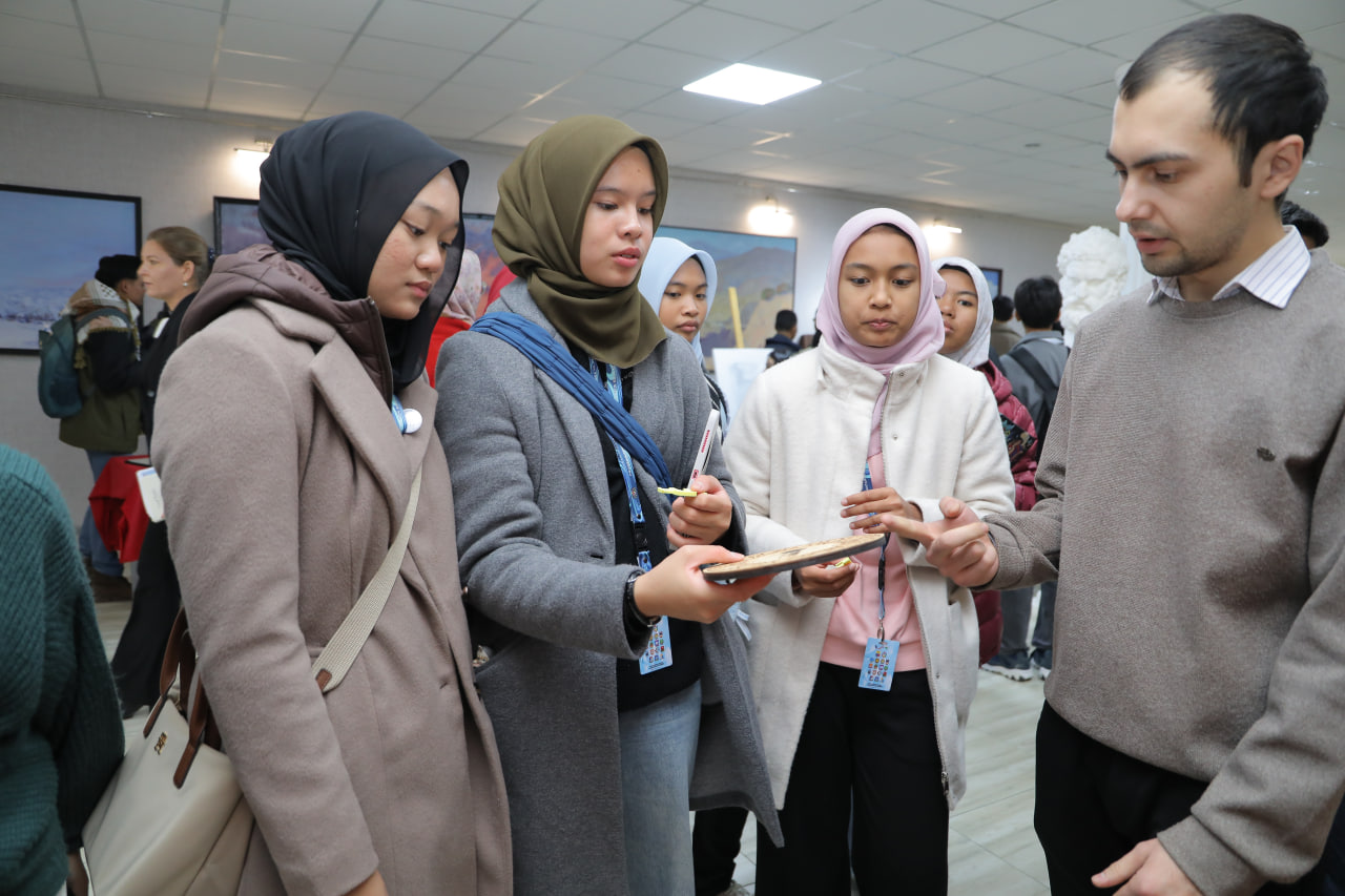 Bilim orqali do‘stlik. Malaziyalik o‘quvchilarning CHDPUga tashrifi Gallery Image