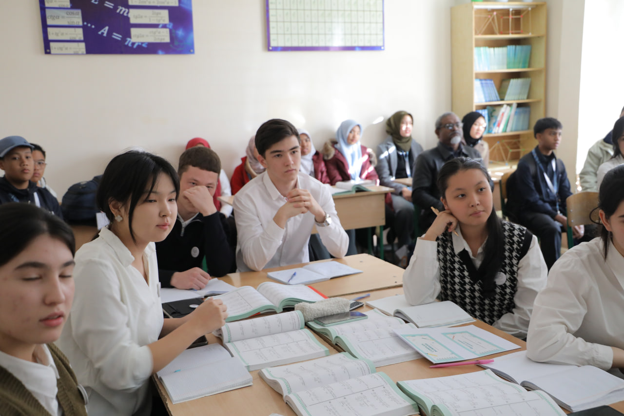 Bilim orqali do‘stlik. Malaziyalik o‘quvchilarning CHDPUga tashrifi Gallery Image