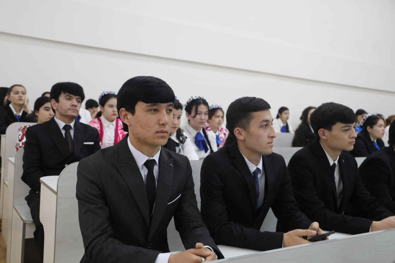 Vazir CHDPU talabalari bilan uchrashdi Gallery Image