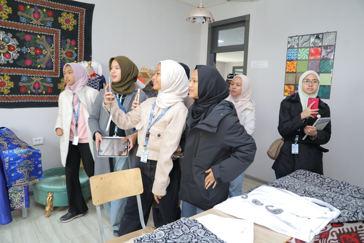 Bilim orqali do‘stlik. Malaziyalik o‘quvchilarning CHDPUga tashrifi Gallery Image