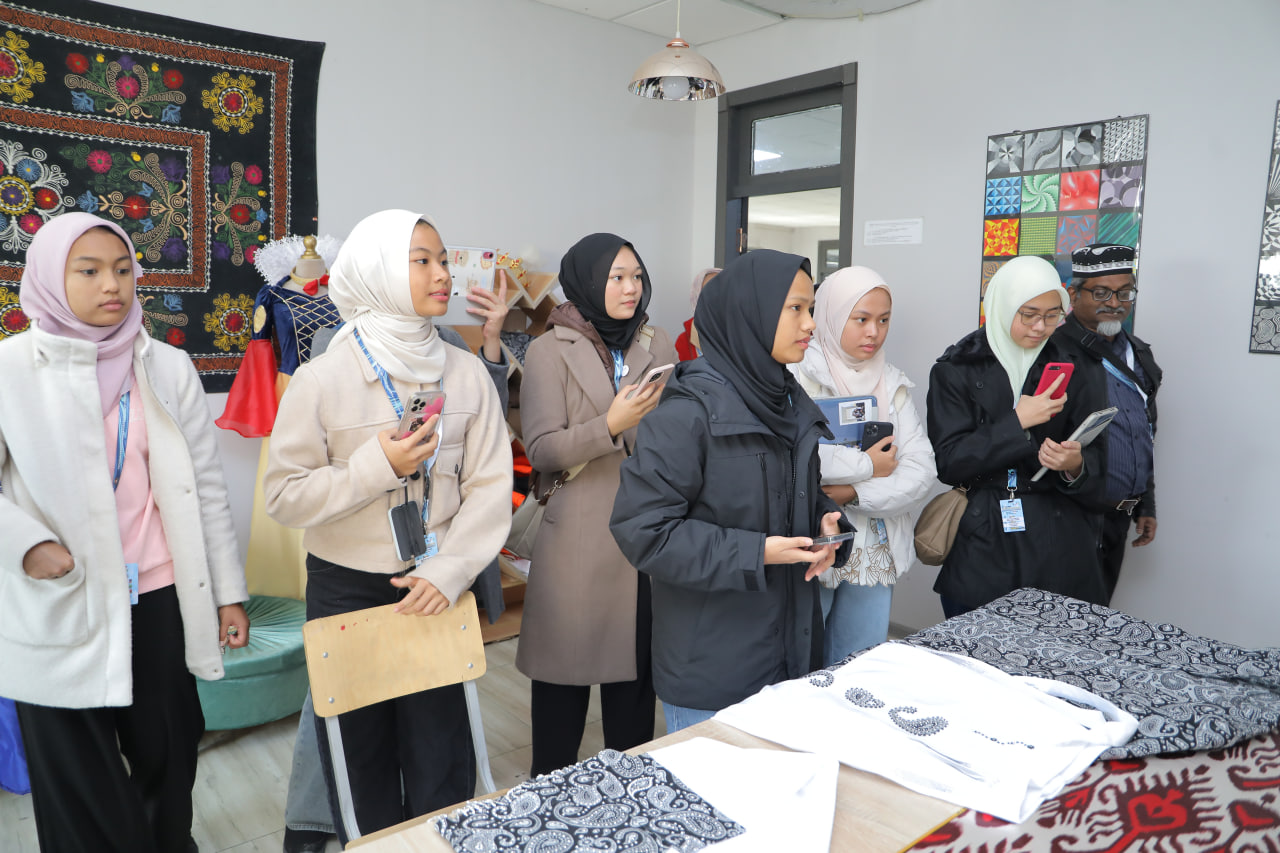 Bilim orqali do‘stlik. Malaziyalik o‘quvchilarning CHDPUga tashrifi Gallery Image