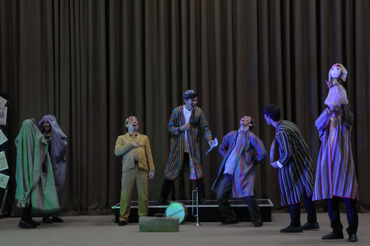 "Jinlar bazmi" repertuarga kirdi Gallery Image