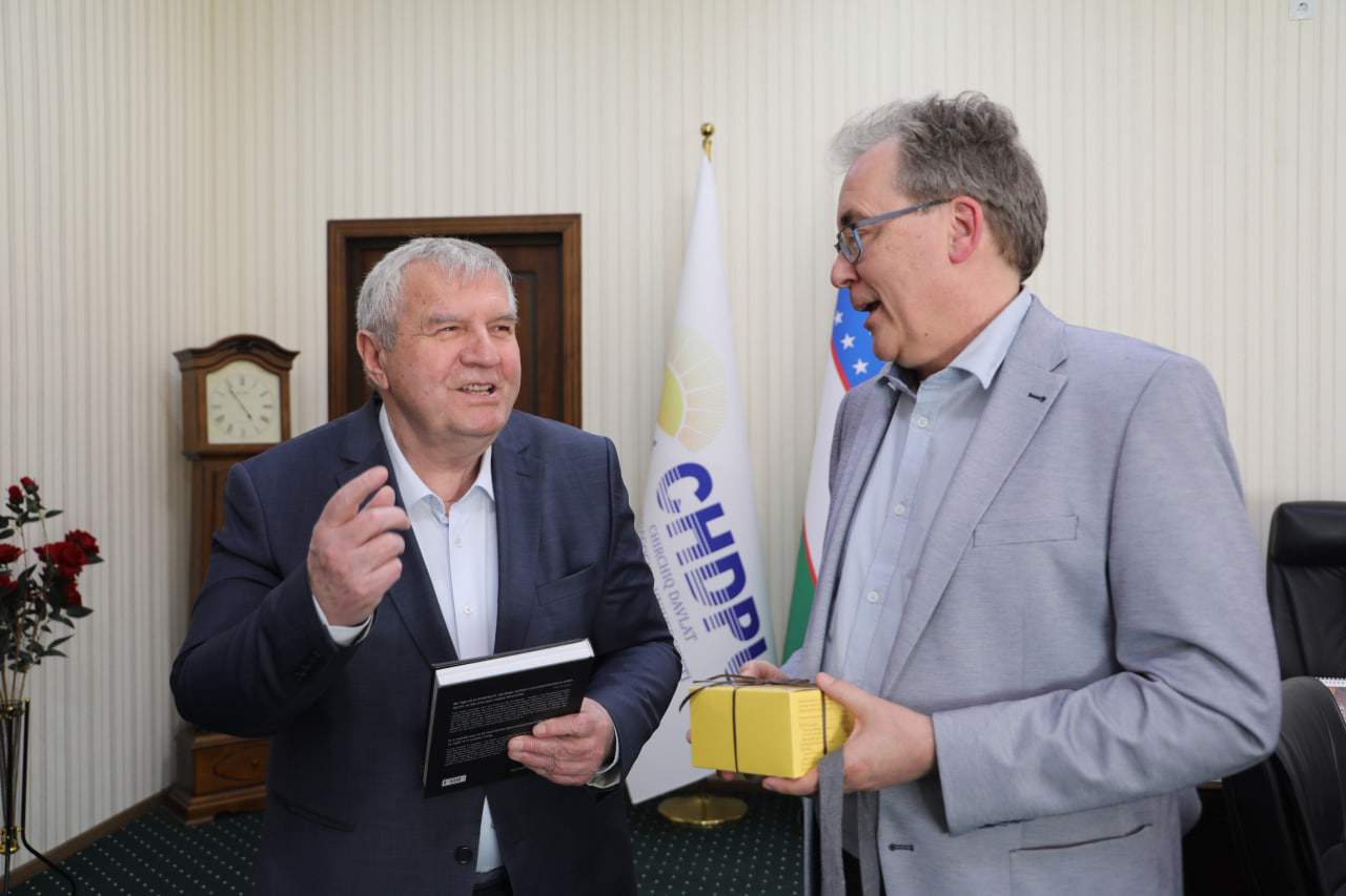 В ЧГПУ состоялась встреча ректора с профессорами Лейбницкого института немецкого языка (IDS) Gallery Image