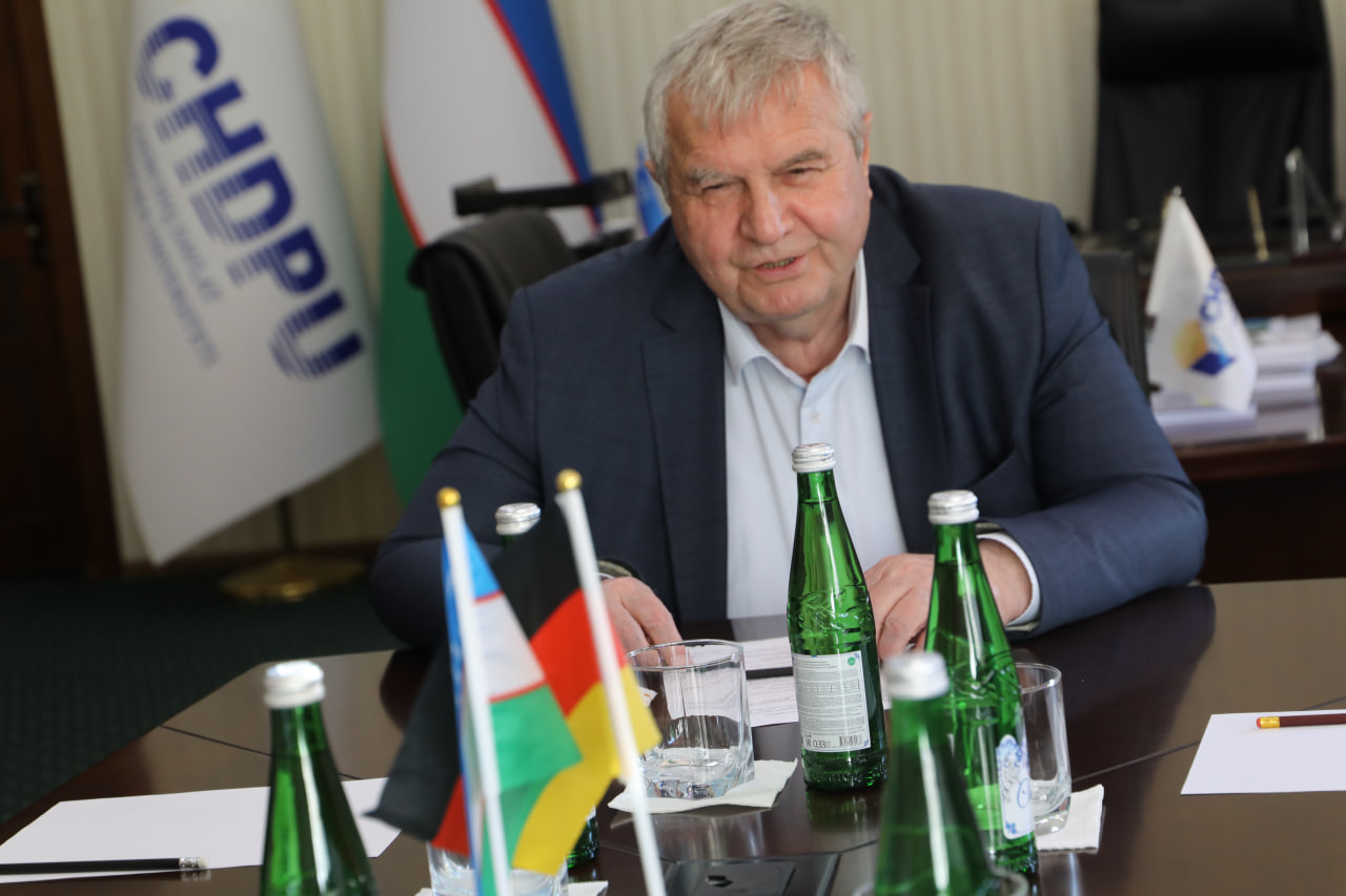 В ЧГПУ состоялась встреча ректора с профессорами Лейбницкого института немецкого языка (IDS) Gallery Image