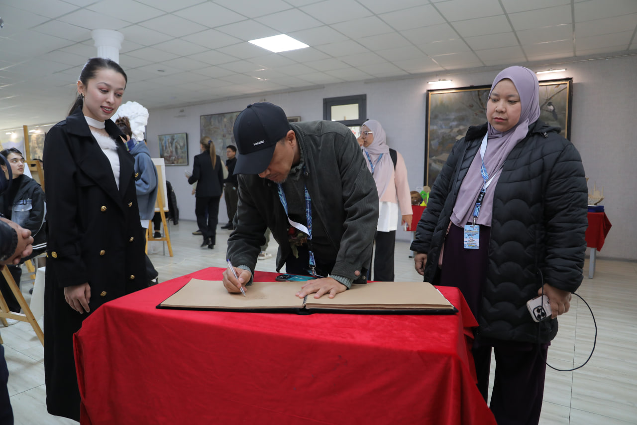 Bilim orqali do‘stlik. Malaziyalik o‘quvchilarning CHDPUga tashrifi Gallery Image